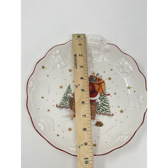 Villeroy & Boch Santa Sculpted Round SERVING BOWL 9 3/4” TOY’S FANTASY Christmas - Picture 2 of 5
